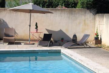 Gîte pour 2 personnes, avec terrasse ainsi que jardin et piscine, animaux acceptés à Saint-Rémy-de-Provence