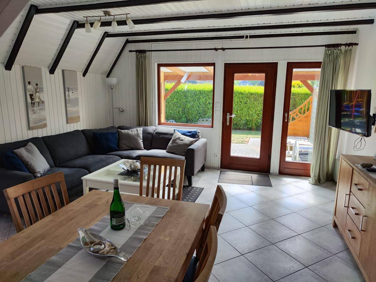 6 Personen Ferienhaus mit 4 Schlafzimmern, Infrarotwaermekabine, mit Blick auf den Weltschiffahrtsweg in Otterndorf in Otterndorf, Cuxland