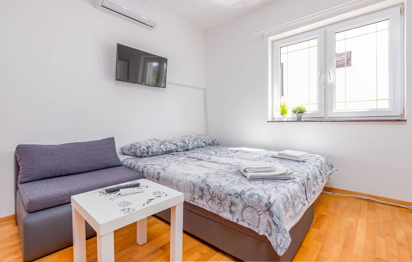 Ganze Ferienwohnung, Modernes Apartment mit Terrasse, WLAN und Zugang zum Strand – 500 m vom Strand Plaža Perilo entfernt in Povljana, Pag