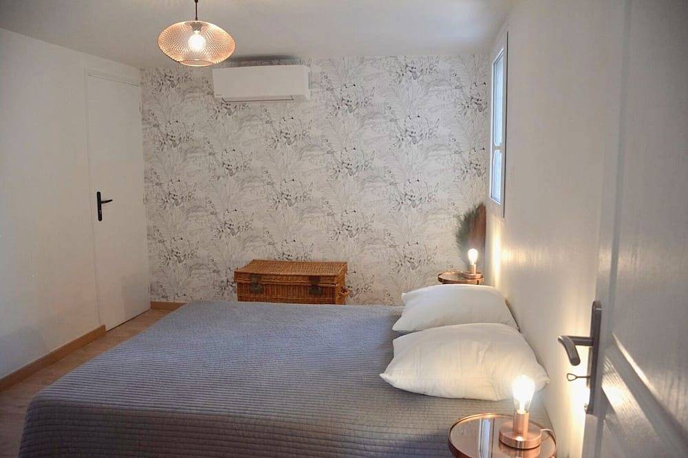 Bohemian Sausset, between vineyards and sea in Martigues, Istres region