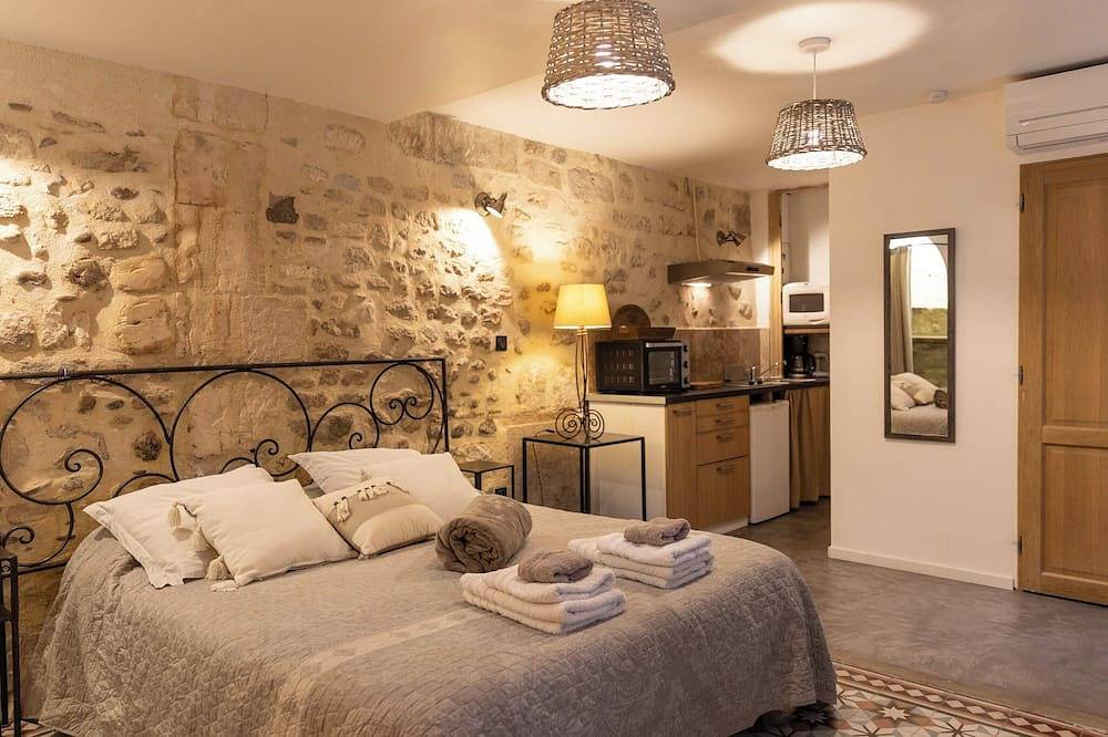 Appartement entier, Joli appartement provençal sur Patio. Au coeur du village d'Eyragues in Eyragues, Région d'Arles