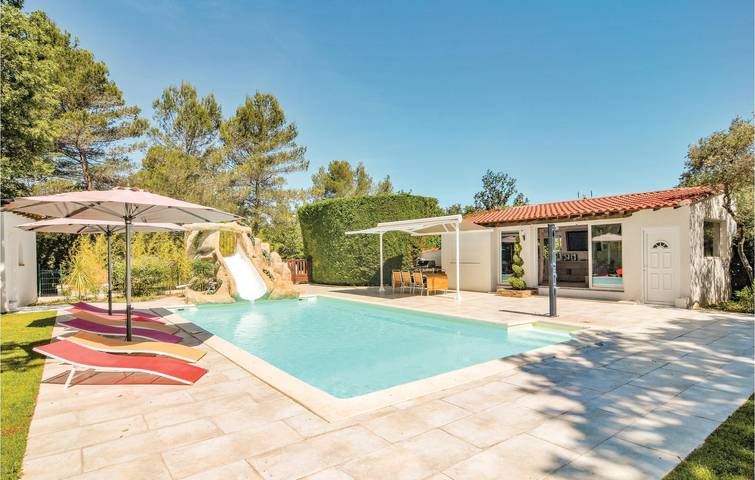Poolside Apartment with Parking and WiFi in Trets, Mediterranean Coast (France)