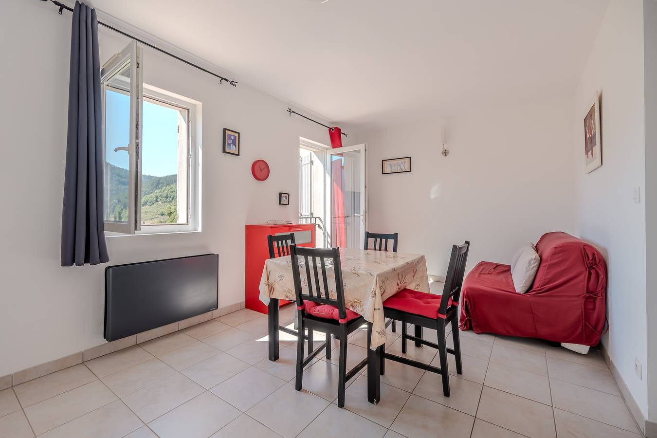 Entire apartment, Apartment 'Résidence Ventoux Revitalisation -' with Mountain View and Wi-Fi in Reilhanette, Nyons region