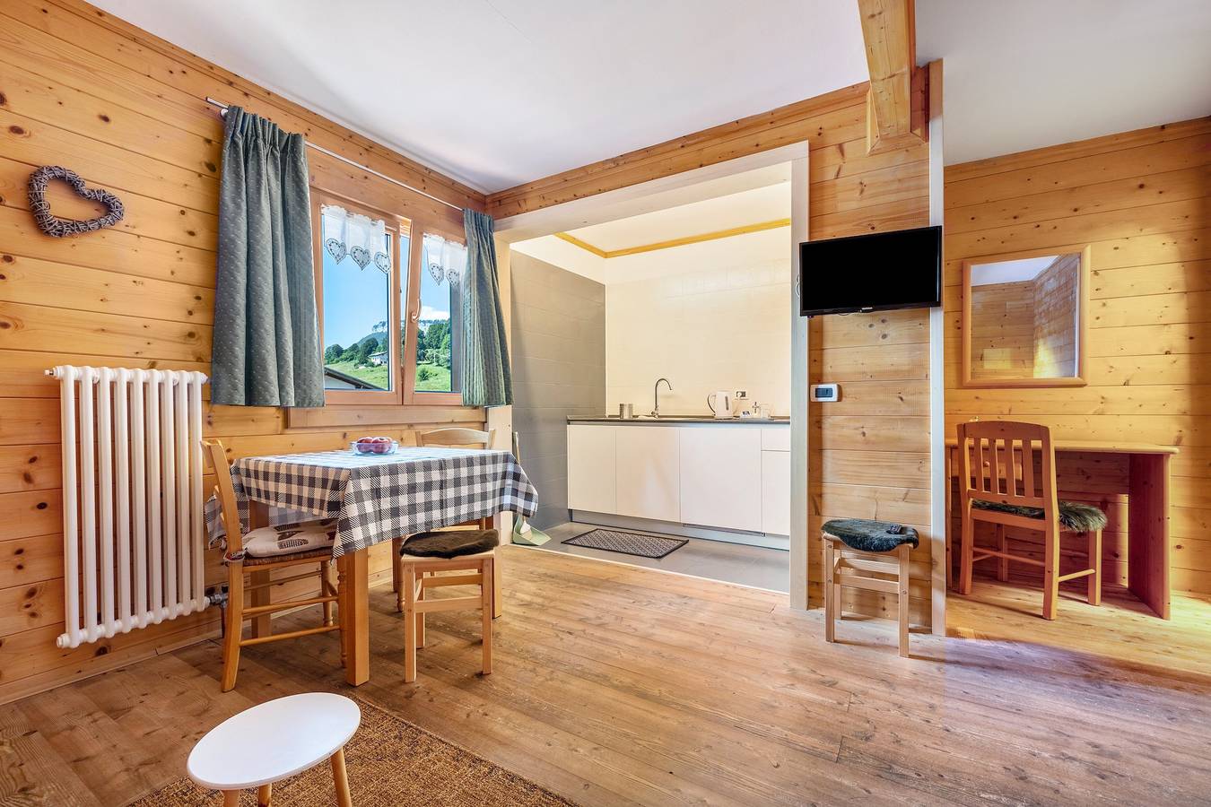 Ganze Wohnung, Ferienwohnung 'Monte Altissimo' mit Bergblick, Gemeinschaftsterrasse und Wlan in Brentonico, Gardasee-Berge