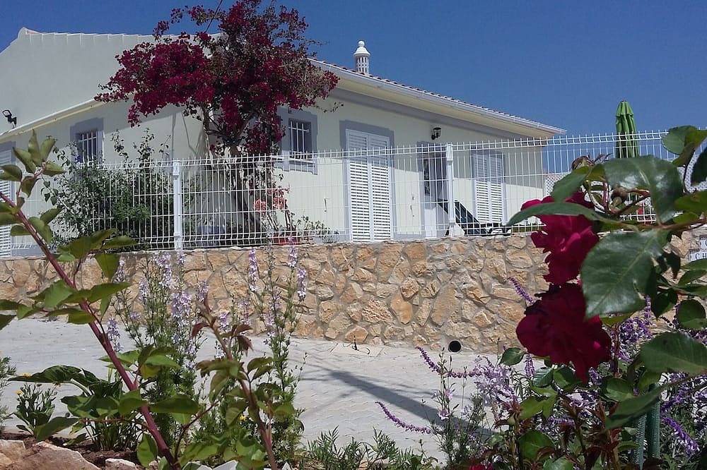 Casa de una planta a 10 km de Faro in Santa Bárbara de Nexe, Distrito de Faro