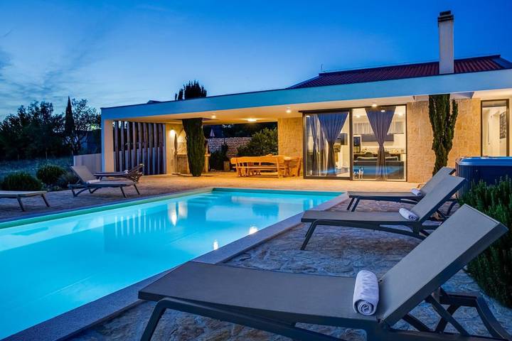 Ferienhaus für 10 Personen, mit Whirlpool und Terrasse sowie Pool und Sauna in Rastevic