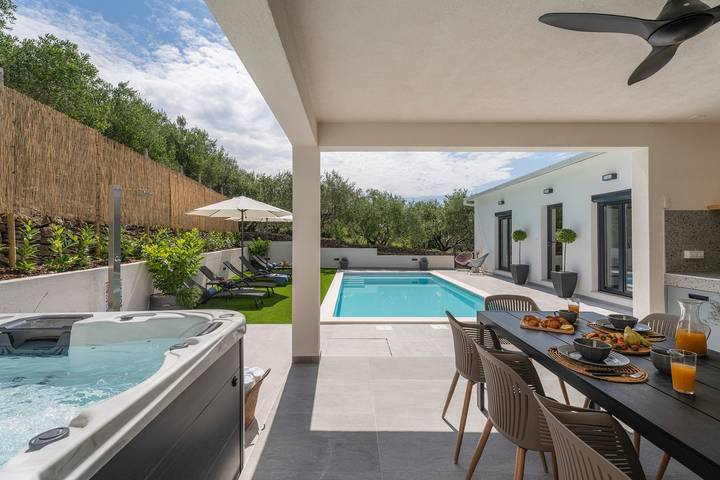 Hel lejlighed, 7km from beach, Trampoline, table tennis, 2 bedrooms in Naklice, Split-Dalmatien