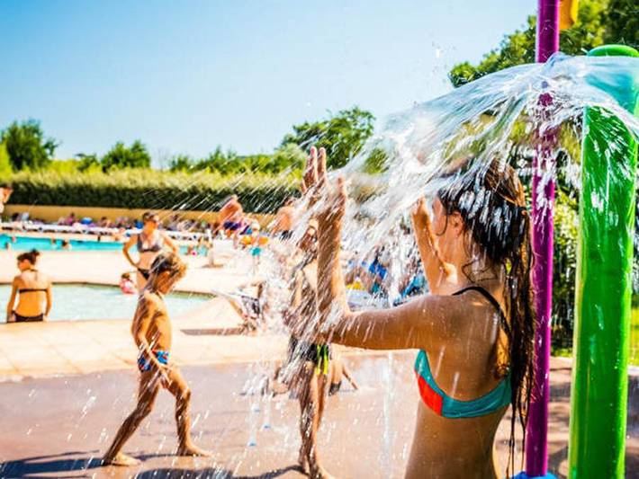 Camping pour 4 personnes, avec Balcon/Terrasse ainsi que Terrasse et Bassin pour enfant