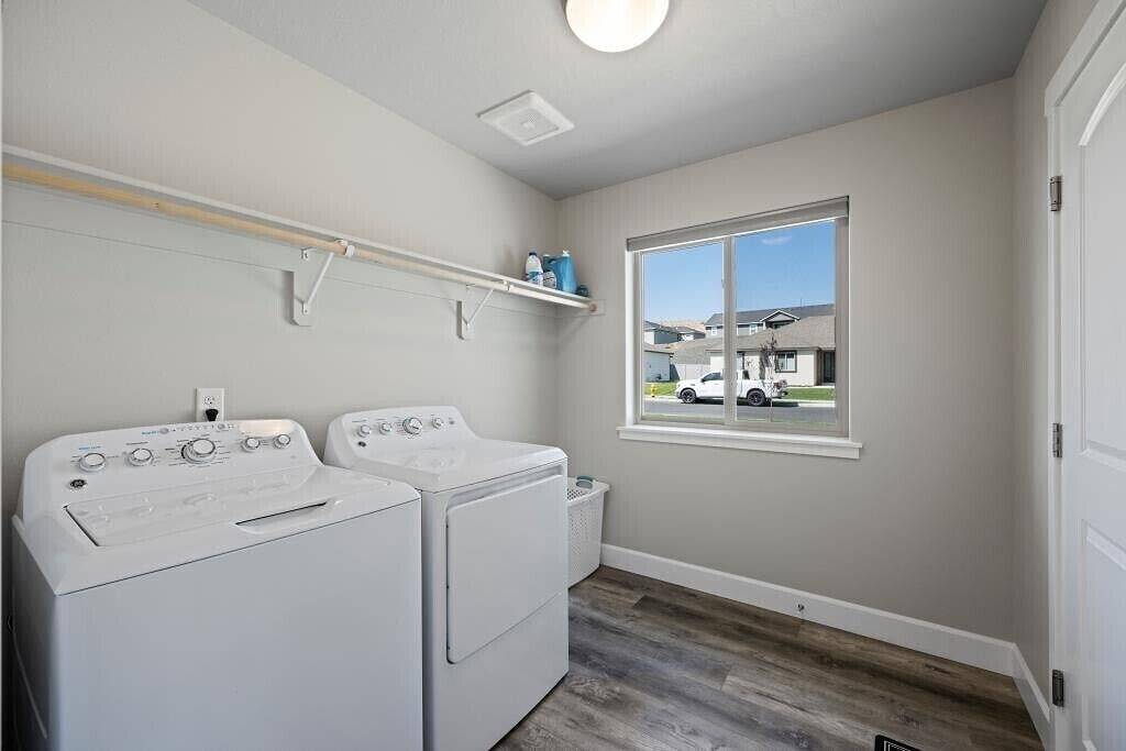 New house!! Outdoor Hot tub with beautiful sunset views in Kennewick, Washington