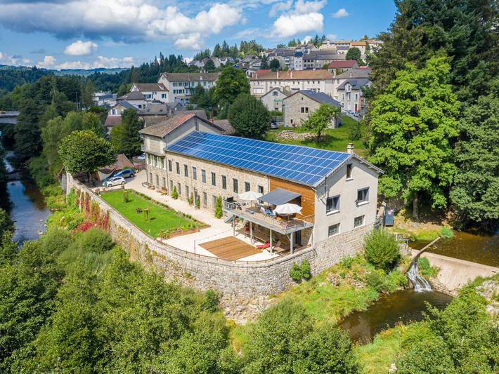 Gran casa renovada, billar, futbolín, vista al río, terraza, diversas actividades in Le Chambon-sur-Lignon, Mézenc