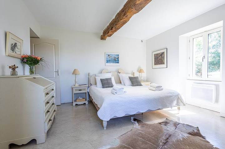 Stone Cabin with Swimming Pool - King-Size Beds & Views of the Pyrenees in Gondrin, Gers