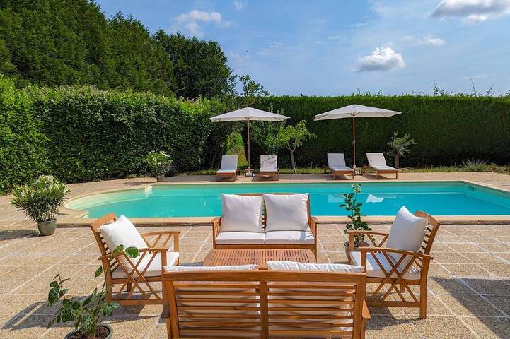 Location de vacances pour 4 personnes, avec piscine ainsi que terrasse et jardin à Josnes