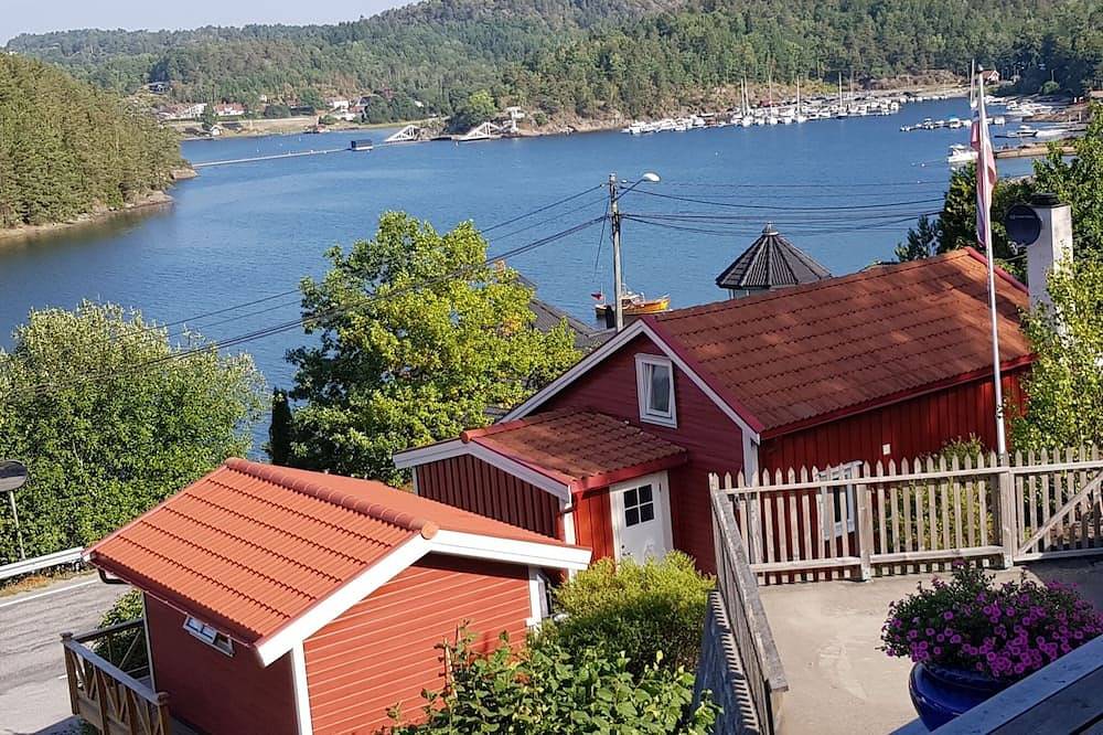 A true seaside idyll on the Eidangerfjord with a beautiful view—a small red house with an annex. in Porsgrunn