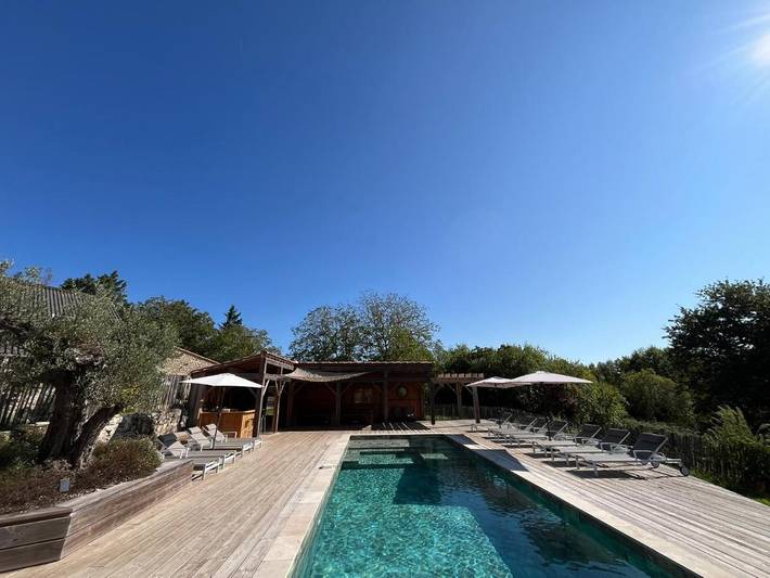 Location de vacances pour 4 personnes, avec vue ainsi que jardin et piscine à Mauriac