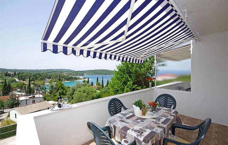 Ganze Ferienwohnung, Apartment am Meer mit Terrasse, Parkplatz und Küche in Necujam in Necujam, Solta