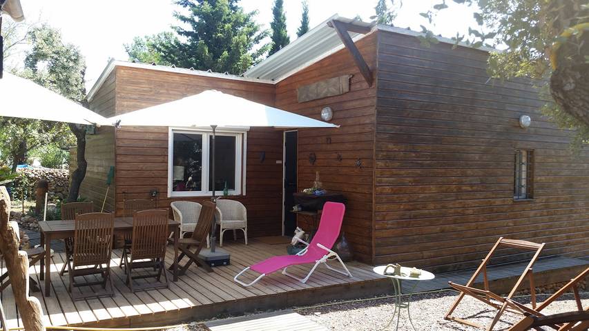 Chalet pour 4 personnes, avec jardin ainsi que terrasse et jacuzzi
