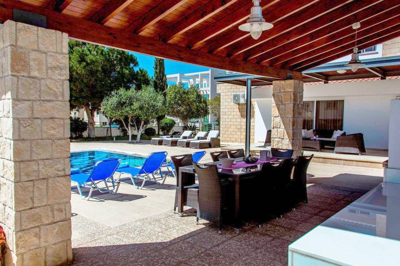 6 bdr villa with Tennis Court in Paphos, South Cyprus