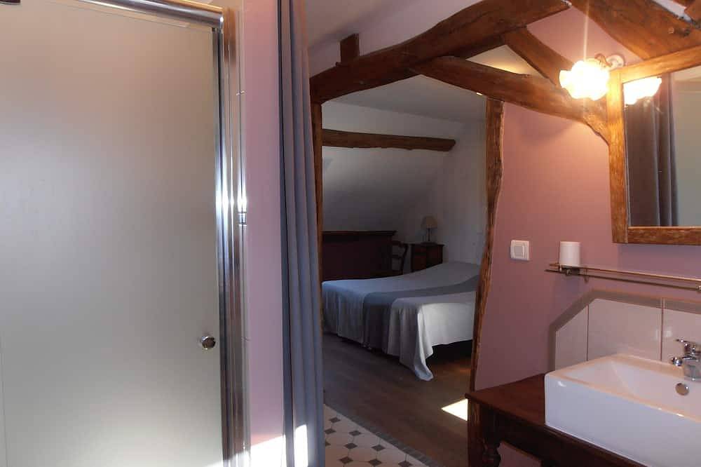 Grand gîte dans propriété arboré et proche centre ville in Decize, Nièvre