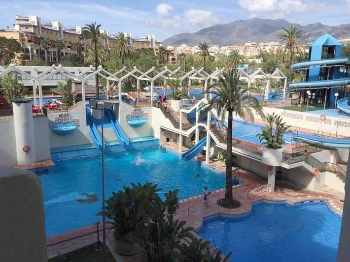 Apartahotel para 7 personas, con vistas además de jardín y piscina en Benalmádena