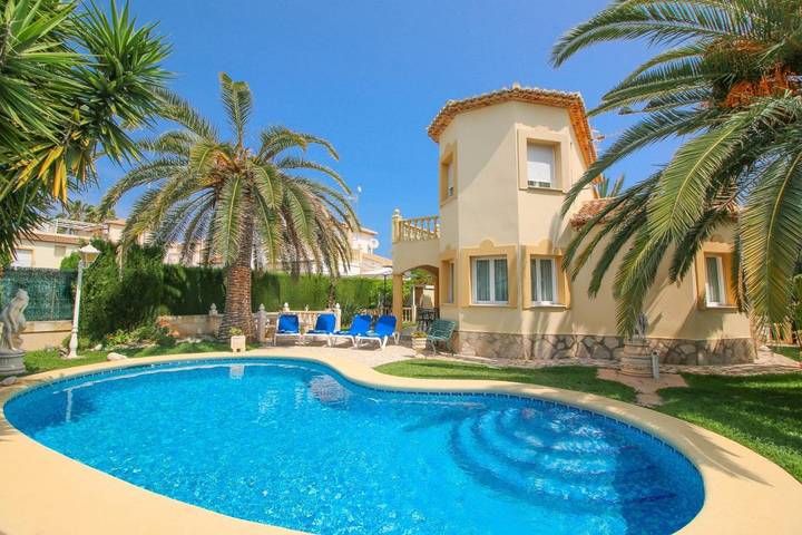 Chalet para 4 personas, con terraza además de piscina y jardín en Las Marinas