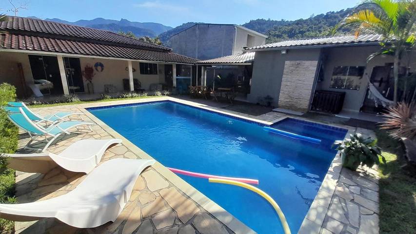 Casas e apartamentos de temporada para 5 pessoas, com jardim e piscina e ainda vista na Costa Verde (Rio de Janeiro)