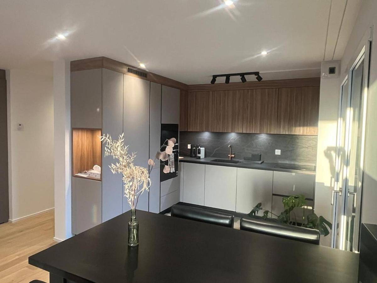 Appartement entier, Newly built 2-Bed Flat with parking in Pully in Pully, Lac Léman