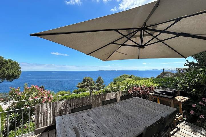 Ganze Wohnung, T2 klimatisierte Wohnung, herrliche Terrasse von 130 m2 mit Blick auf das Meer (Wifi inklusive) in Rayol-Canadel-sur-Mer, Mittelmeerküste (Frankreich)