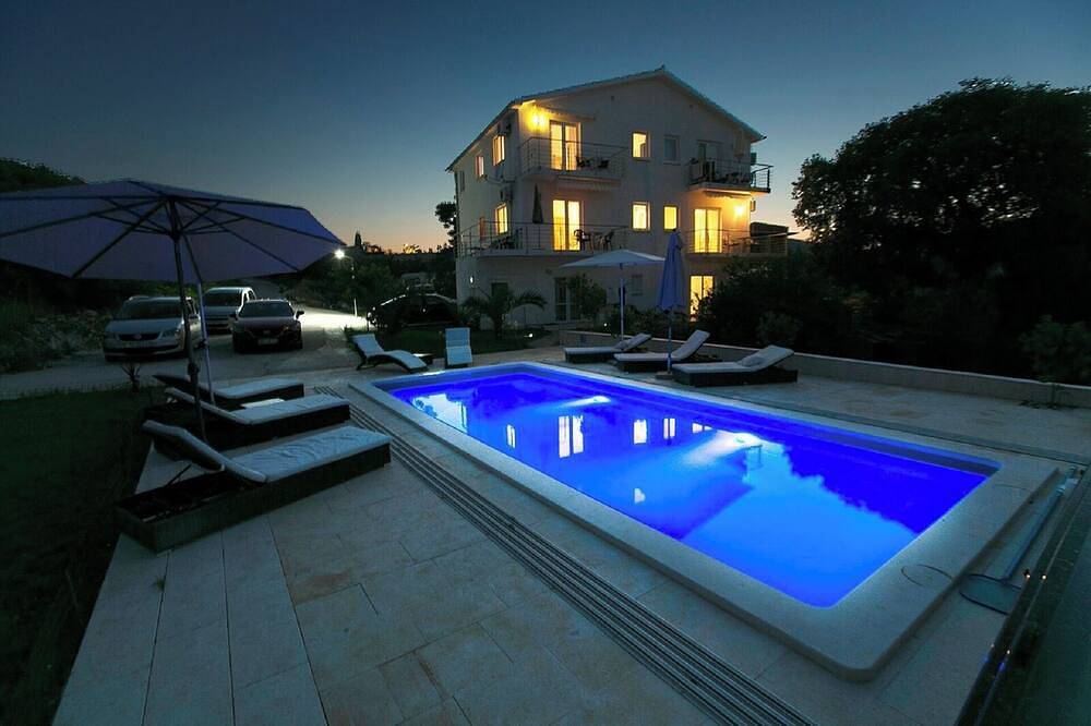 Ganze Wohnung, Luxus Villa mit privatem beheizten Pool und Blick aufs Meer 2 in Marina, Split-Dalmatien