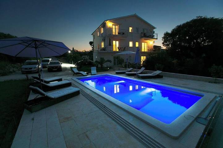 Ferienwohnung für 5 Personen, mit Balkon und Whirlpool sowie Garten und Pool - 1