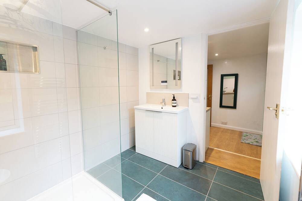 Entire apartment, Aethelred Annexe - New Build with Full Amenities in Winchester, South Downs