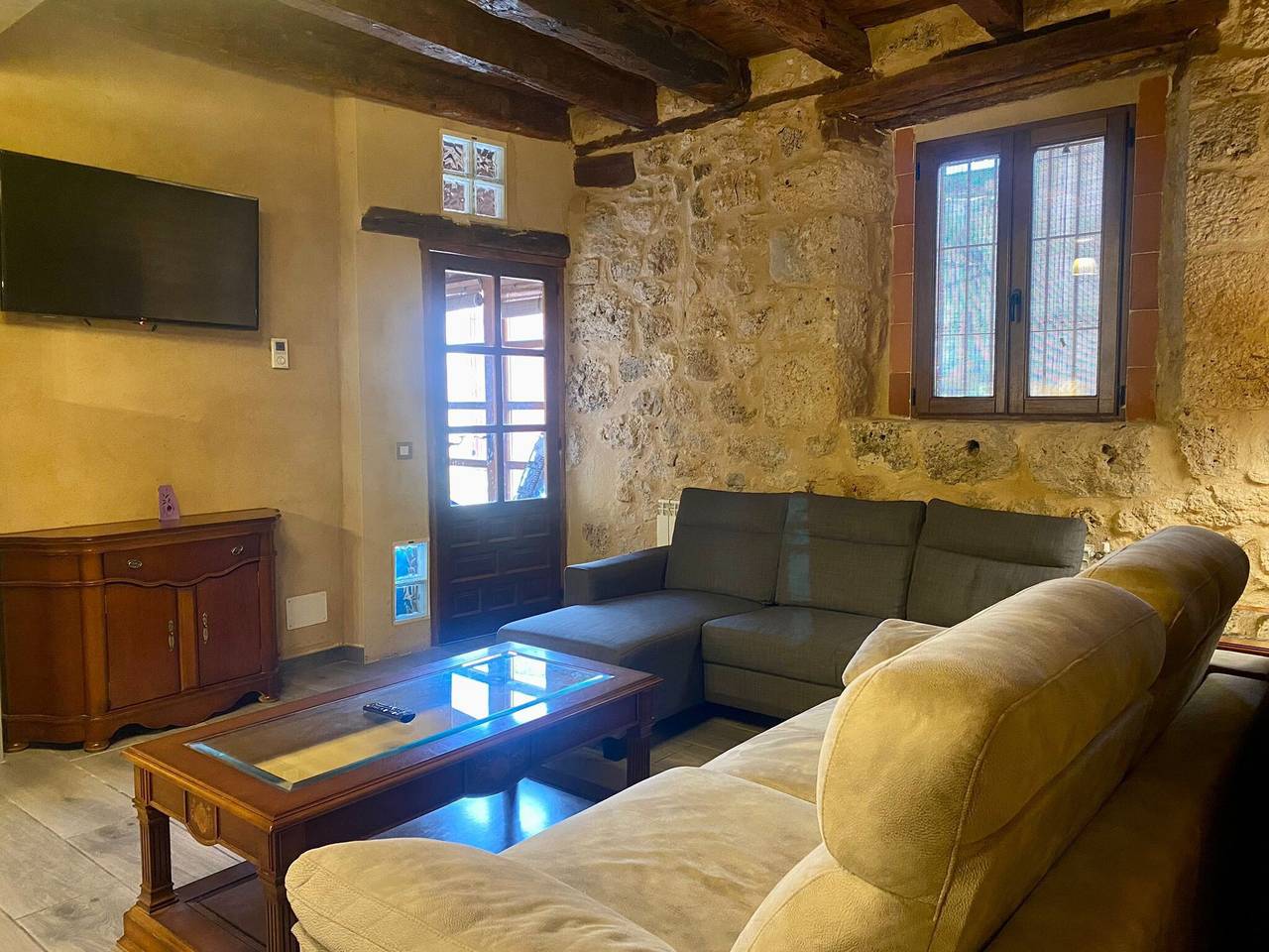 Finca 'La Mambla De La Ribera 1' mit Bergblick, Gemeinschaftsgarten und Wi-Fi in Ribera del Duero, Mambrilla de Castrejón