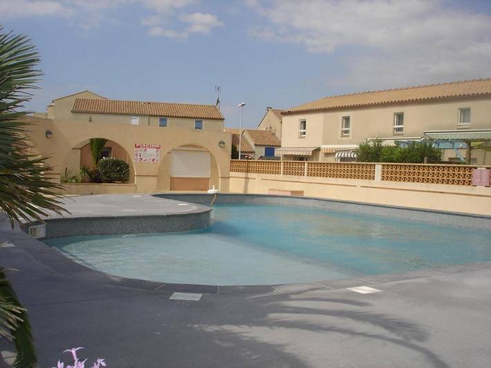 Appartement de vacances pour 6 personnes, avec terrasse ainsi que jardin et piscine