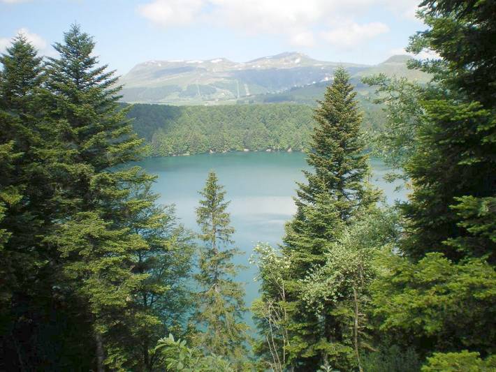 Location de vacances pour 4 personnes, avec vue sur le lac ainsi que vue et jardin, adapté aux familles à Chambon-sur-Lac - 3