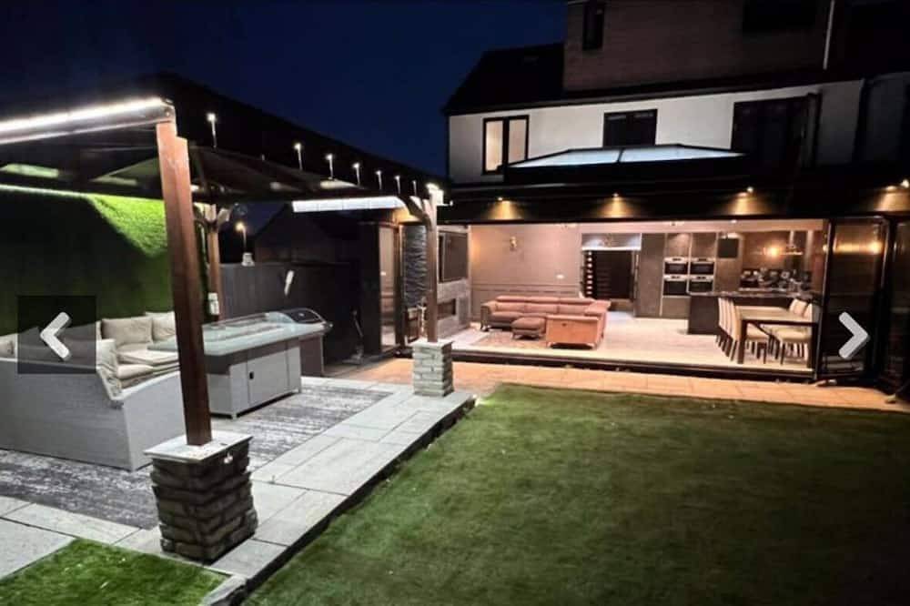 Elegant family home, 2x jacuzzi corner baths, Contract Workers and Nhs Welcome. in Luton, Chiltern Hills