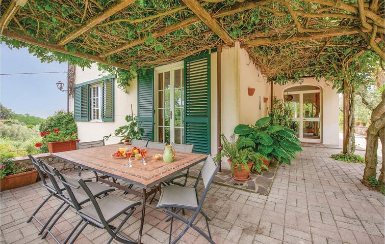 Appartamento di 300 mq con piscina, giardino e parcheggio in Crespina Lorenzana, Colline Pisane