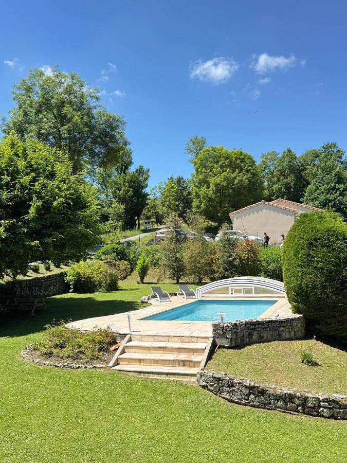 Location de vacances pour 6 personnes, avec Terrasse et Jardin ainsi que Piscine et Vue à La Bastide-de-Sérou