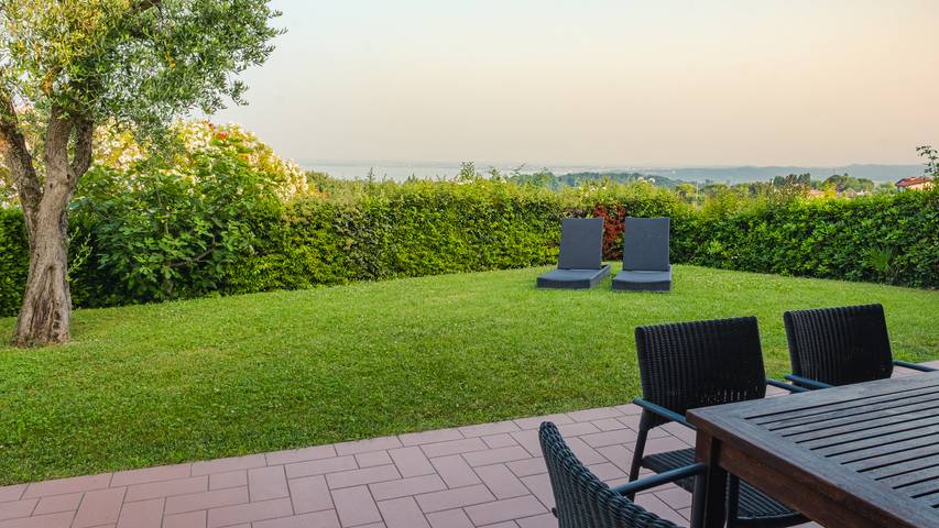 Appartamento per 6 persone, con giardino e vista lago nonché panorama, con animali domestici in Soiano del Lago