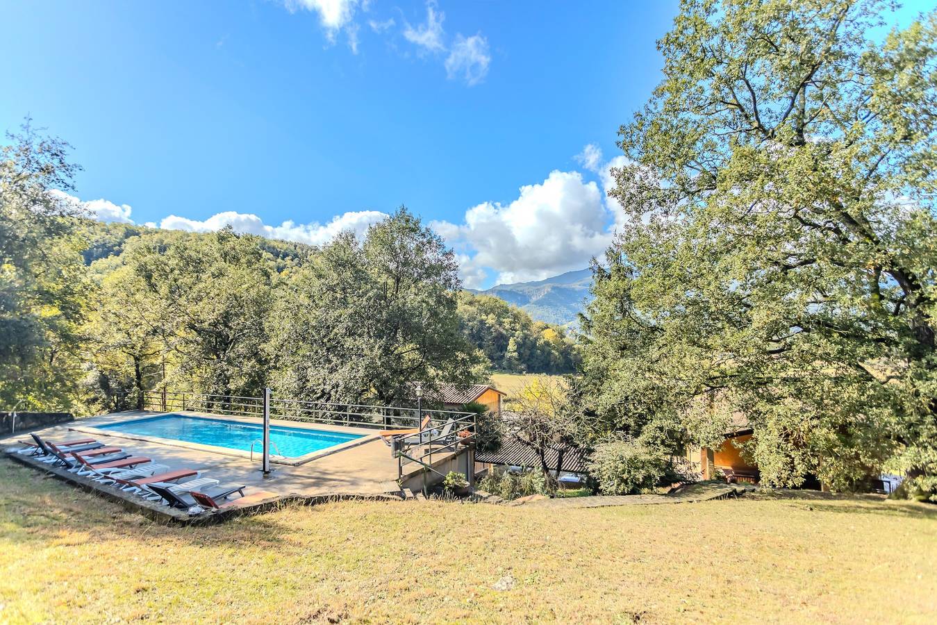 Maison rurale 'Can Guidic' avec vue sur la montagne, piscine privée et Wi-Fi in La Vall d'en Bas, Garrotxa