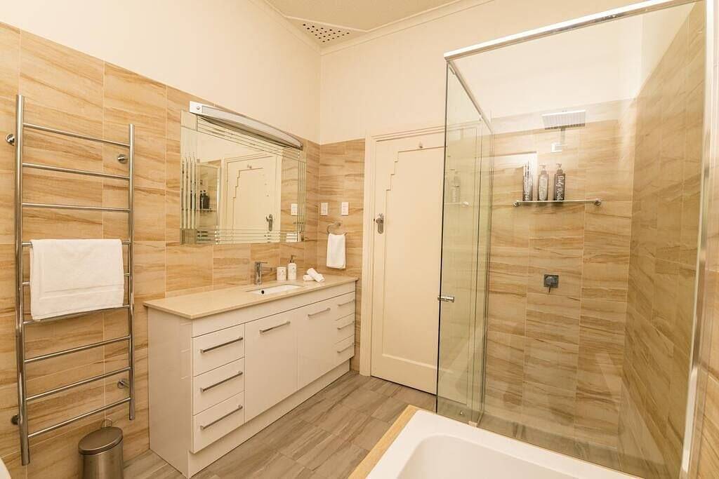 Hillside Cottage Bathurst │ Comfy, Spacious, Walk to Cbd & Stannies in Bathurst, New South Wales