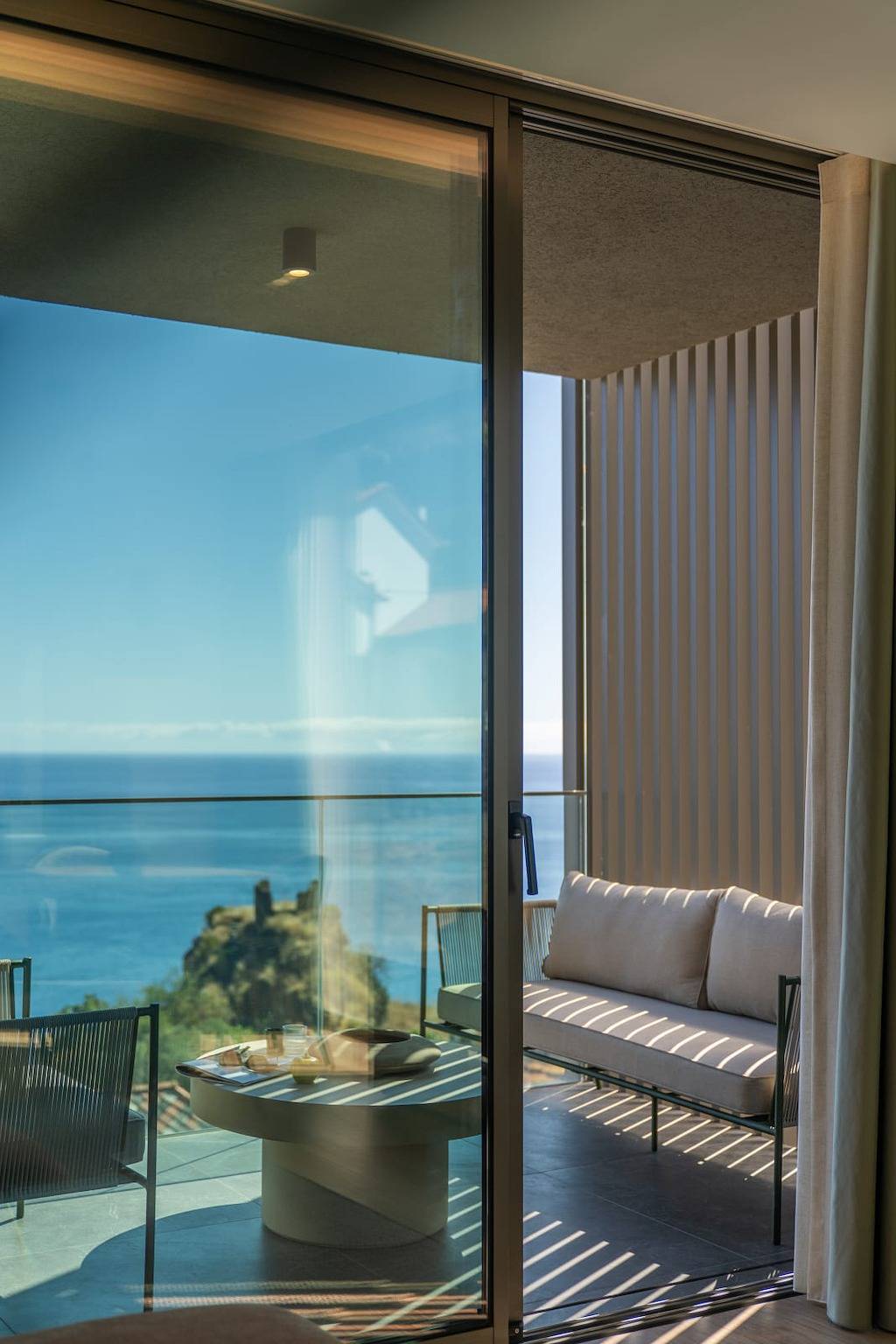 Apartamento inteiro, Calheta Hills Iii – Refúgio Moderno com Vista Mar in Calheta, Madeira
