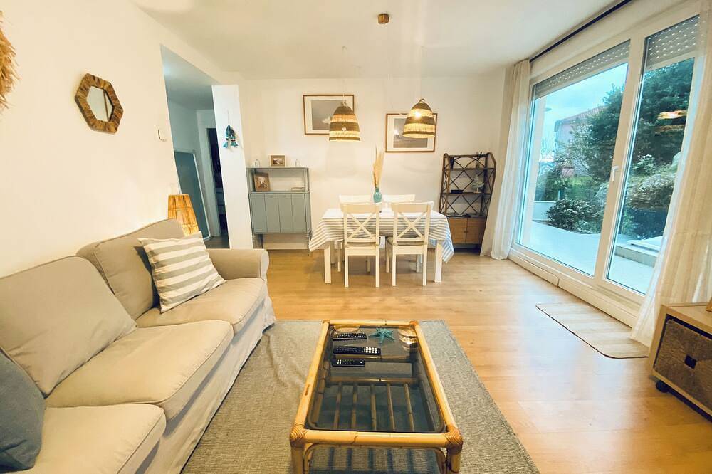 Entire apartment, Casa Branca Cantabria: Spacious first floor with garden 500m from the beach | Wifi/Garaje in Miengo, Cantabrian Coast