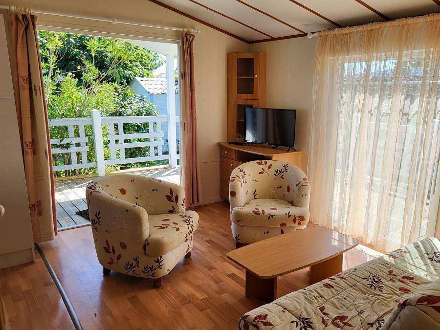 Camping du Domaine de l'Auzance - Chalet 4 persons - Confort 2 Cha 40m2 with covered terrace in Brem-sur-Mer, Loire Valley