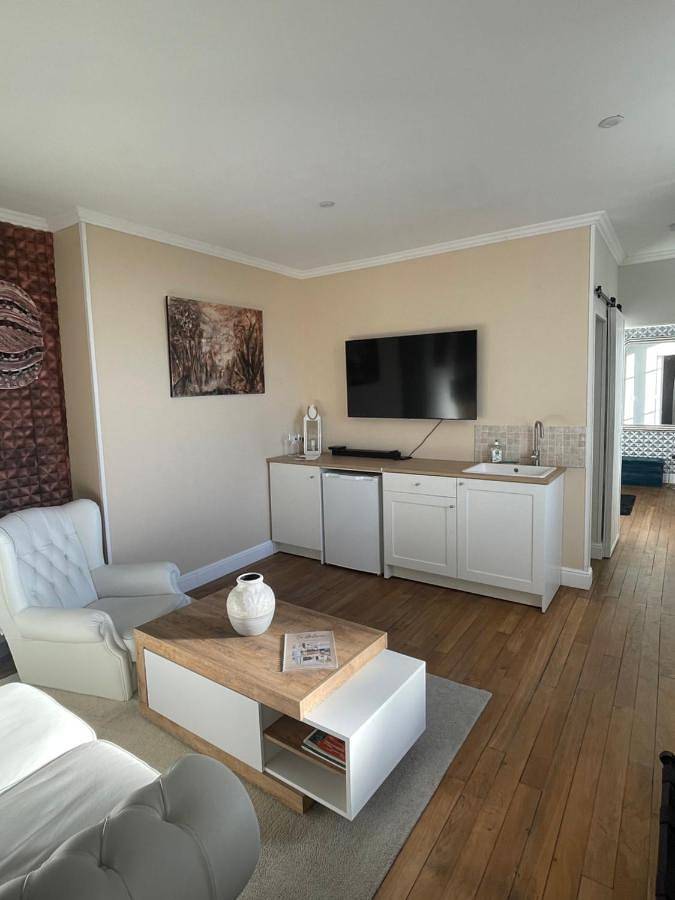 Appartement entier, La Galerie, suite pour 2 personnes avec chambre supplémentaire possible in Saint-Fargeau, Région d'Auxerre