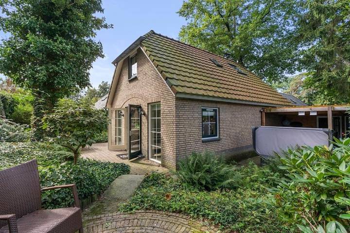 Ferienhaus für 8 Personen, mit Terrasse und Whirlpool sowie Garten und Sauna in Lunteren