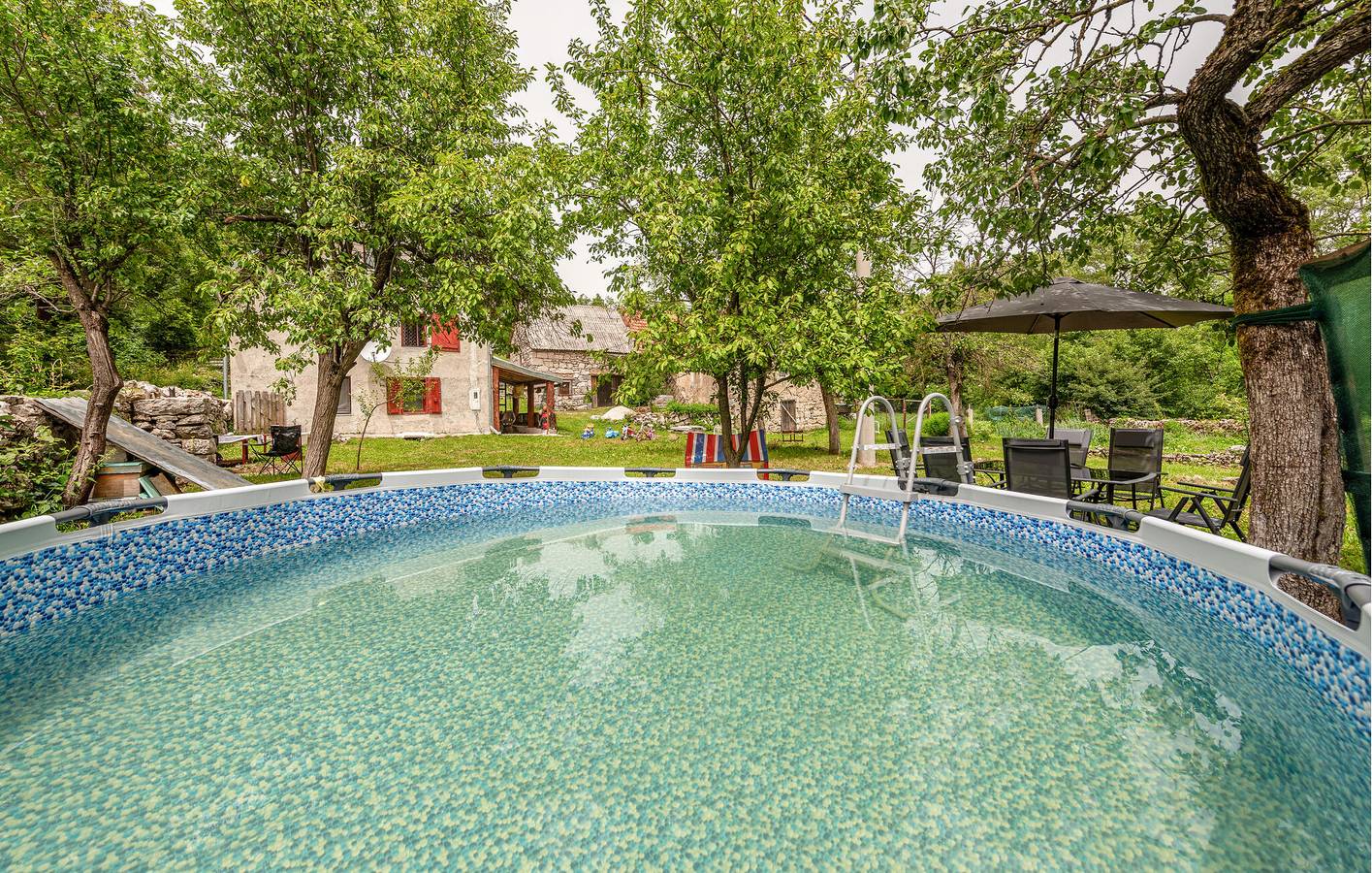 Charmante 140 m² große Wohnung mit Pool, WLAN und Parkplatz in Gračac, Zadar