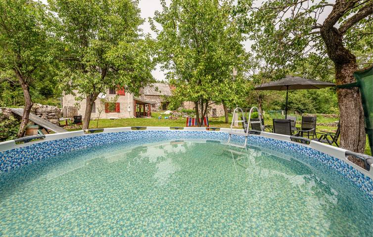 Charmante 140 m² große Wohnung mit Pool, WLAN und Parkplatz in Gračac, Zadar