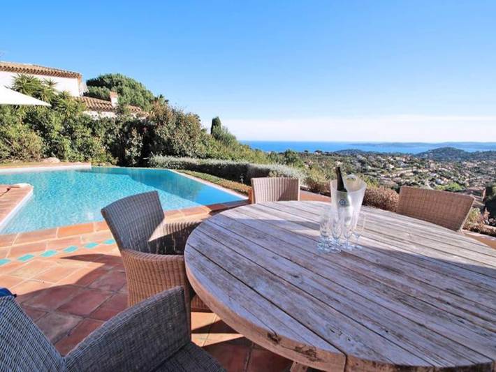 Gîte pour 10 personnes, avec terrasse ainsi que piscine et jardin, adapté aux familles dans Golf Bluegreen Sainte-Maxime - 3