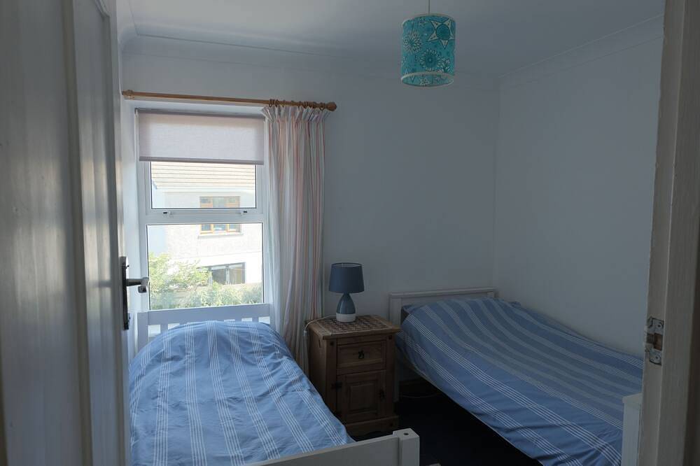 Starfish Cottage - Crantock Beach North Cornwall sleeps 8, parking for 2 cars in Crantock, Cornwall