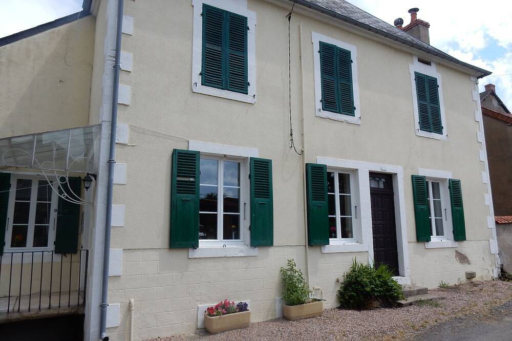Hermoso, tranquilo, pueblo de Borgoña, ubicación cerca de los servicios locales. in Limanton, Nièvre