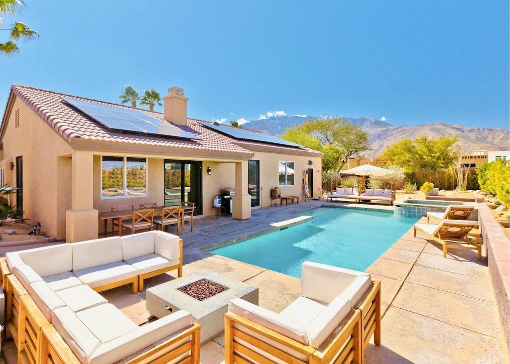 Luxury 4 bed 3 bath with saltwater pool/spa in Palm Springs, Coachella Valley